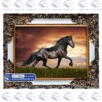 تابلو فرش اسب سیاه در غروب کد 106044