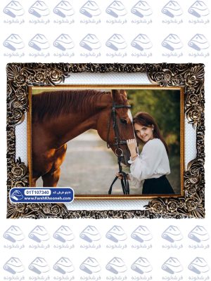 تابلو فرش لبخند دختر در کنار اسب