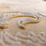 نمای نزدیک فرش طرح آرمان 1000 شانه زمینه بژ