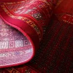 گبه بلوچ حاشیه دار طرح بیگت رنگ لاکی 700 شانه کد 702823 - فرشخونه