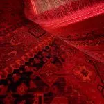 فرش گبه بلوچ طرح ردبلک ترنج لوزی رنگ لاکی 700 شانه کد 9005 - فرشخونه