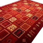 فرش گبه قشقایی طرح موزاییکی زمینه لاکی 700 شانه کد 9009 - فرشخونه