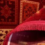 فرش گبه قشقایی طرح موزاییکی زمینه لاکی 700 شانه کد 9009 - فرشخونه