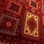 فرش گبه قشقایی طرح چند شکلی زمینه لاکی 700 شانه کد 9010 - فرشخونه