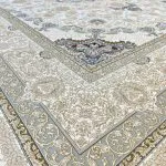 فرش طلاکوب طرح تندیس رنگ کرم گل برجسته 1200 شانه کد 1823 - فرشخونه
