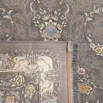 فرش افشان طلاکوب طرح سارمین 1000 شانه گل برجسته رنگ نقره ای کد 101414 - فرشخونه