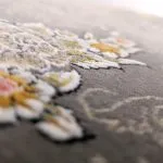 فرش افشان طلاکوب طرح سارمین 1000 شانه گل برجسته رنگ نقره ای کد 101414 - فرشخونه