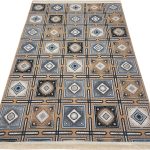 گلیم فرش طرح خشتی لوزی مربعی 320 شانه کد 620501 رنگ بژ