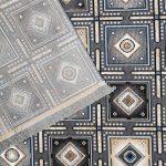 گلیم فرش طرح خشتی لوزی مربعی 320 شانه کد 620501 - رنگ طوسی