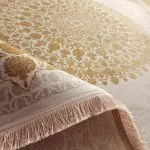 فرش طرح مانلی رنگ نسکافه ای گل طلایی 700 شانه تراکم 2550 کد 771011