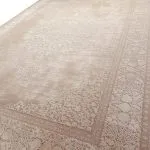 فرش طرح مانلی رنگ نسکافه ای گل سفید 700 شانه تراکم 2550 کد 771011