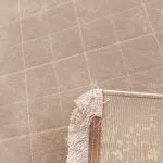 فرش طرح ماتیسا رنگ نسکافه ای حاشیه گل سفید 700 شانه تراکم 2550 کد 771020 - فرشخونه