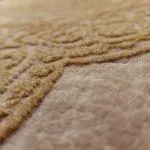 فرش وینتیج طرح آذینگل گل برجسته نسکافه ای با گل بژ 700 شانه کد 771050 - فرشخونه