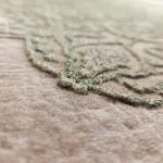 فرش وینتیج طرح آذینگل گل برجسته نسکافه ای با گل سبز 700 شانه کد 771050 - فرشخونه