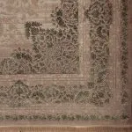 فرش وینتیج طرح هندریک رنگ نسکافه ای با گل 700 شانه 2550 کد 771055 - فرشخونه