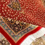 فرش ابریشم شاه عباسی ترنج دار رنگ قرمز لاکی 1500 شانه کد 64FA3105513