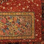 فرش ابریشم قم طرح ترنج لوزی رنگ قرمز 1500 شانه 12 رنگ کد 64FA3105531 فرشخونه