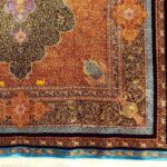 فرش ابریشم قم طرح ترنج حاشیه اسب 1500 شانه کد 64FA3105533 - Image 10