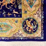 فرش ابریشم شکارگاه قم حاشیه کتیبه رنگ آبی کاربنی 1500 شانه کد 64FA3105544 - فرشخونه