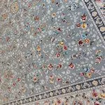 فرش افشان طرح زیبا گل رنگ نقره ای تیره 700 شانه تراکم 2550 (12 رنگ) کد 1102 - فرشخونه
