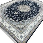 فرش اصفهان طرح گلسان سرمه ای حاشیه کرم 1500 شانه گل برجسته کد 551616
