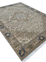 فرش سنتی طرح هریس رنگ کرم گل برجسته 700 شانه کد 75020