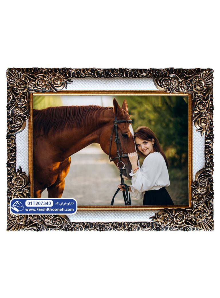 تابلو فرش لبخند دختر در کنار اسب